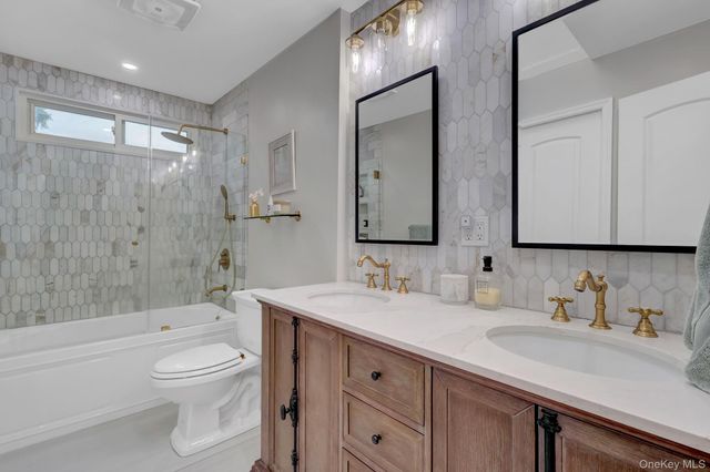 31 Leeds Lane, North Babylon, NY 11703