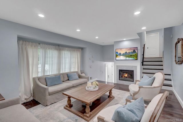 31 Leeds Lane, North Babylon, NY 11703
