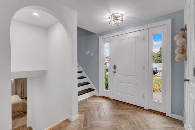 31 Leeds Lane, North Babylon, NY 11703