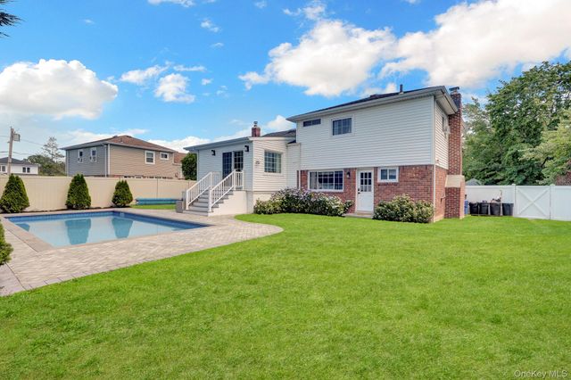 31 Leeds Lane, North Babylon, NY 11703