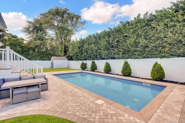 31 Leeds Lane, North Babylon, NY 11703