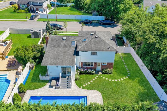 31 Leeds Lane, North Babylon, NY 11703