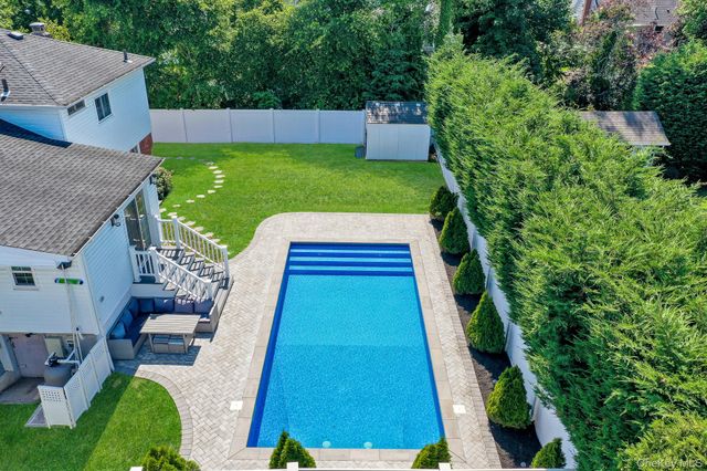 31 Leeds Lane, North Babylon, NY 11703
