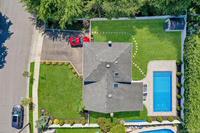 31 Leeds Lane, North Babylon, NY 11703