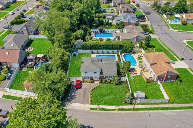 31 Leeds Lane, North Babylon, NY 11703