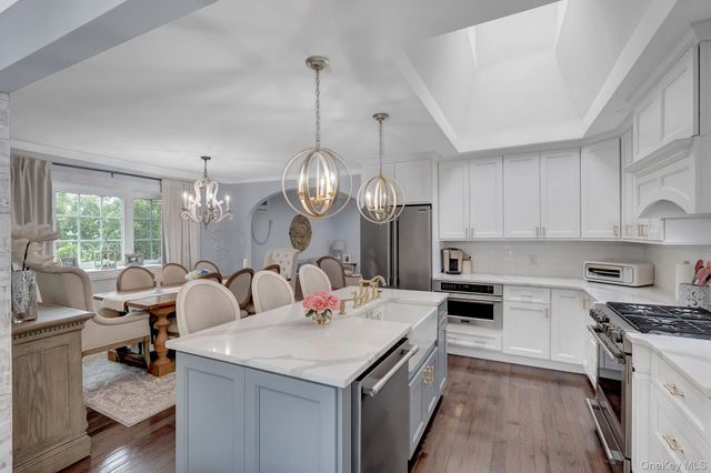 31 Leeds Lane, North Babylon, NY 11703