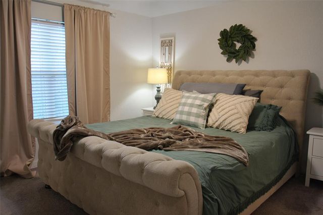 527 N HENDELSON LN, Hutto, TX 78634