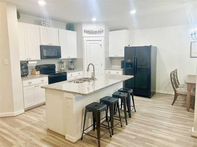 527 N HENDELSON LN, Hutto, TX 78634