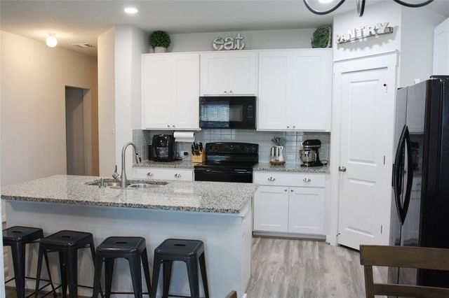 527 N HENDELSON LN, Hutto, TX 78634