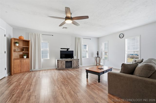 322 E Maple Street, Skiatook, OK 74070