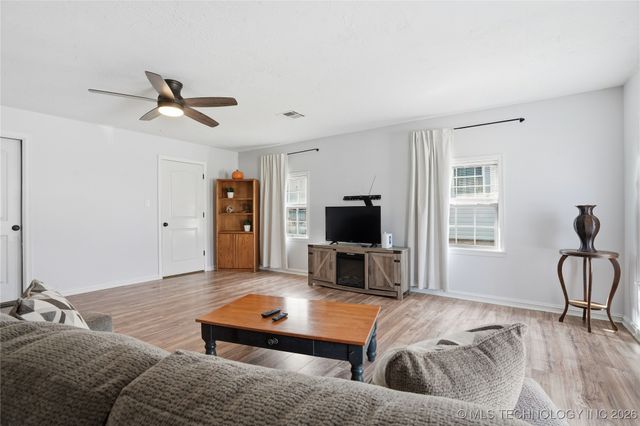 322 E Maple Street, Skiatook, OK 74070