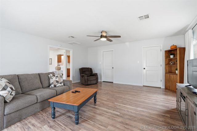 322 E Maple Street, Skiatook, OK 74070