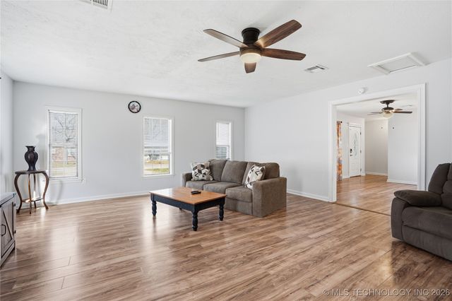 322 E Maple Street, Skiatook, OK 74070