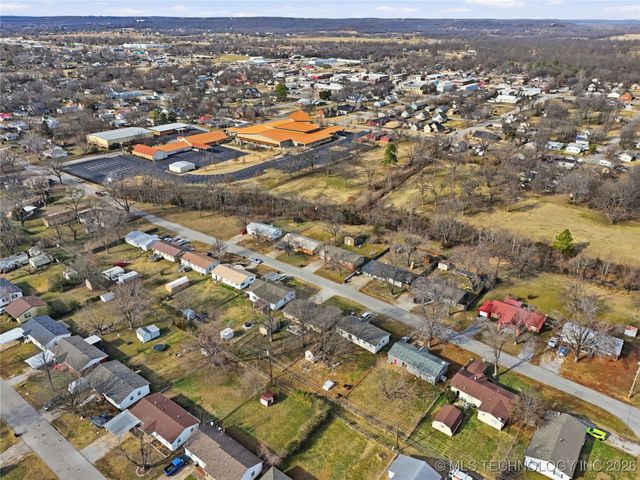 322 E Maple Street, Skiatook, OK 74070