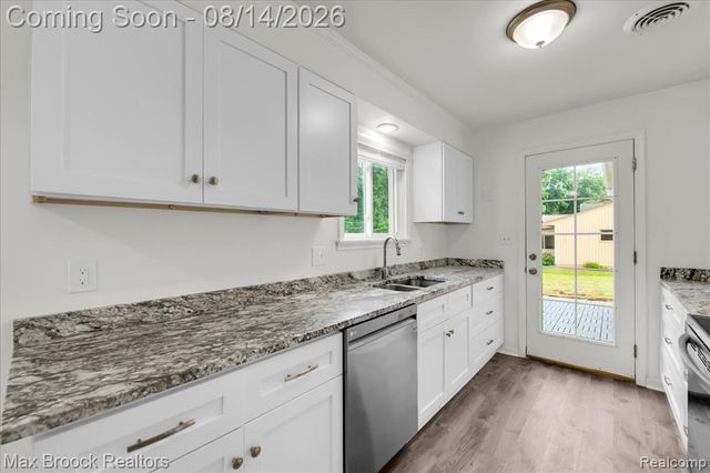 6695 W Dartmoor Road, West Bloomfield, MI 48322