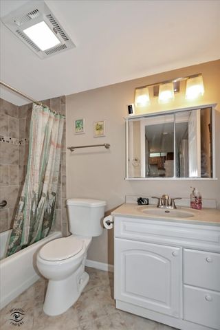 5540 Walnut Avenue 33A, Downers Grove, IL 60515