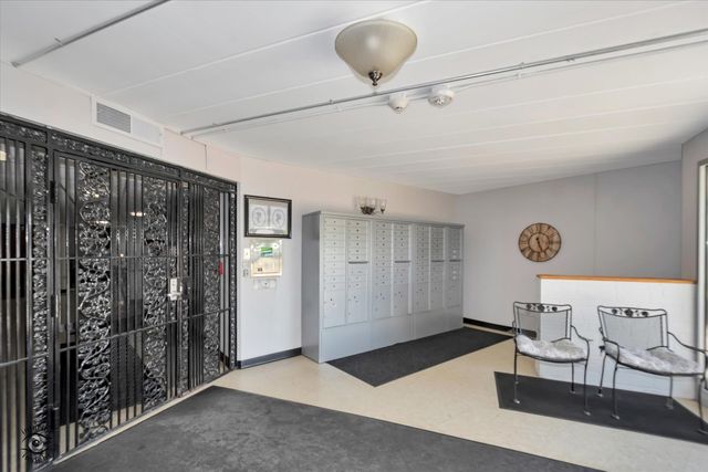 5540 Walnut Avenue 33A, Downers Grove, IL 60515