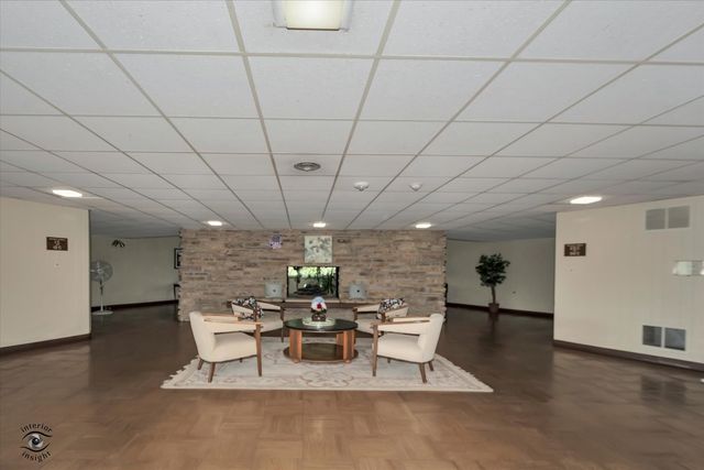 5540 Walnut Avenue 33A, Downers Grove, IL 60515