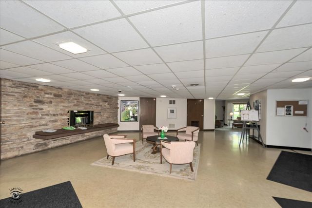 5540 Walnut Avenue 33A, Downers Grove, IL 60515