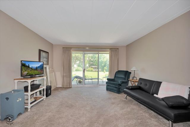 5540 Walnut Avenue 33A, Downers Grove, IL 60515