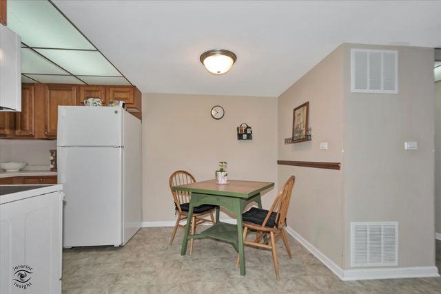 5540 Walnut Avenue 33A, Downers Grove, IL 60515