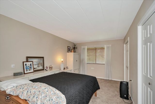 5540 Walnut Avenue 33A, Downers Grove, IL 60515