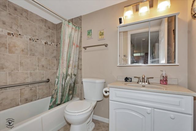 5540 Walnut Avenue 33A, Downers Grove, IL 60515