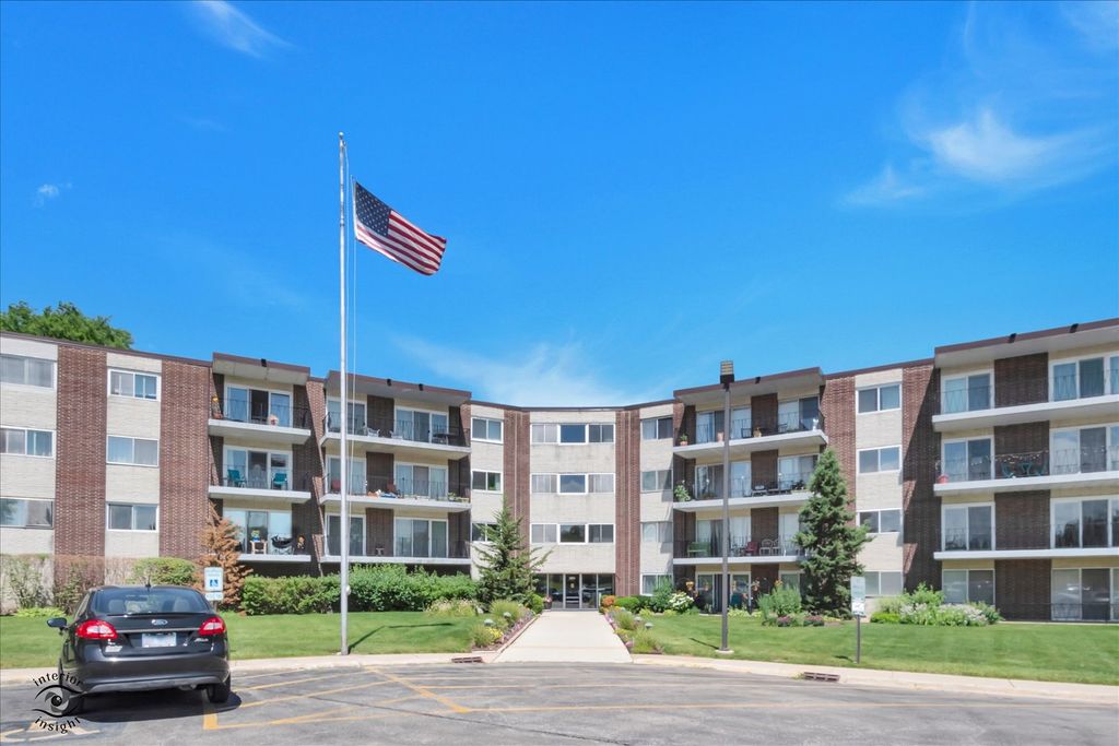 5540 Walnut Avenue 33A, Downers Grove, IL 60515