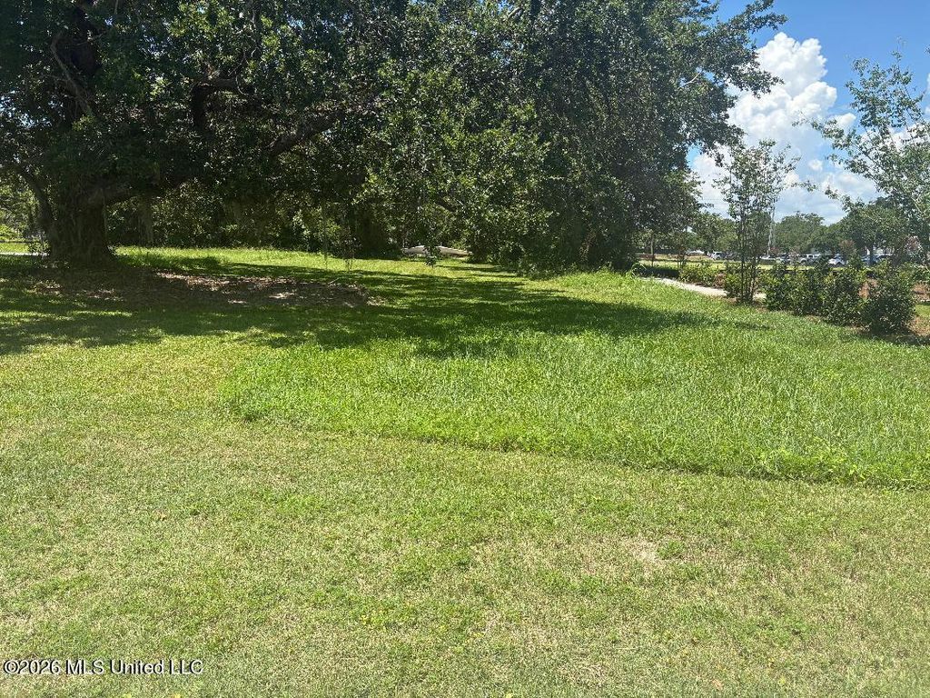 00 Pine Street, Biloxi, MS 39530