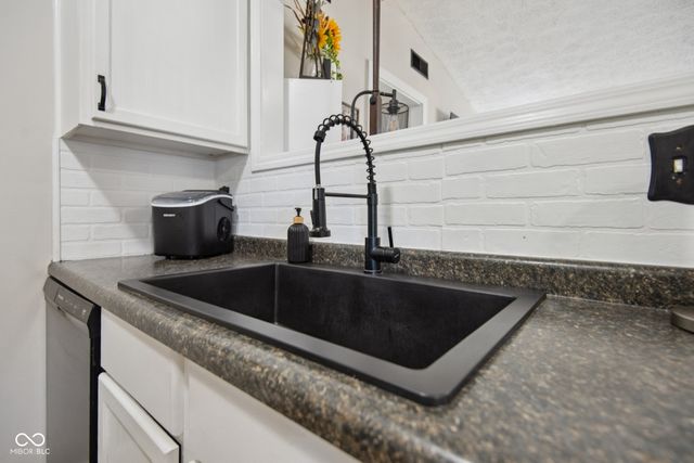 8437 N Sheffield Court, Columbus, IN 47201