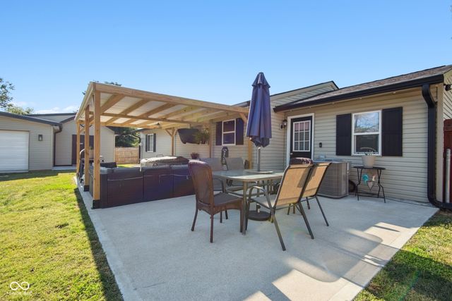 8437 N Sheffield Court, Columbus, IN 47201