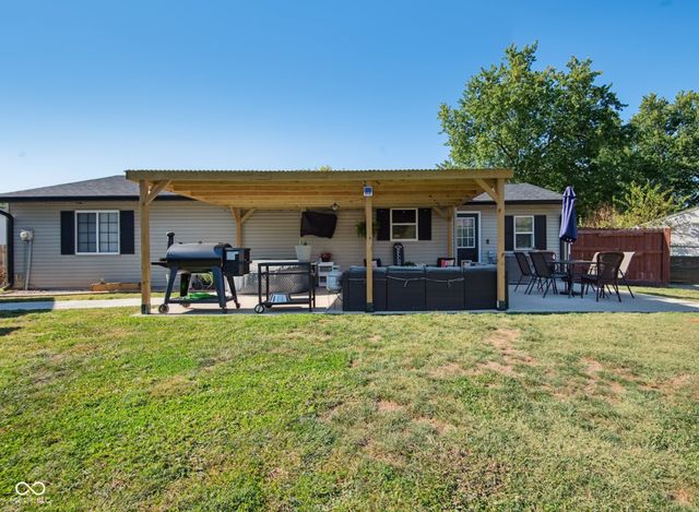 8437 N Sheffield Court, Columbus, IN 47201