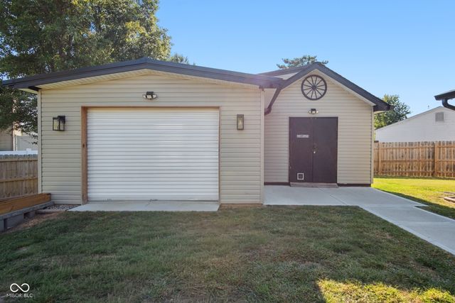 8437 N Sheffield Court, Columbus, IN 47201