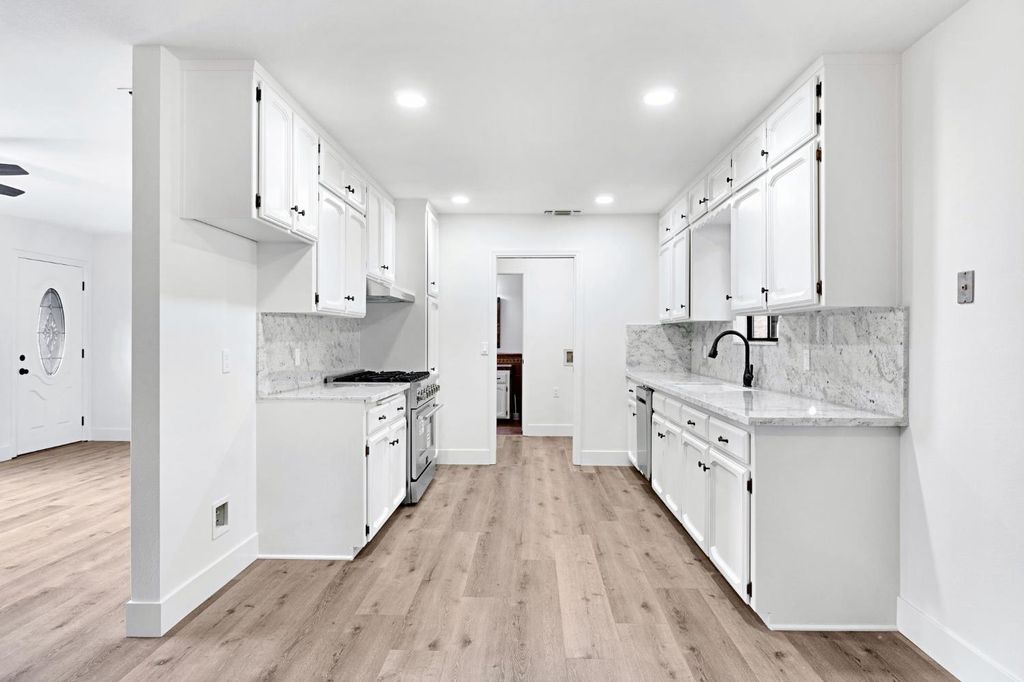 Image 12 of property listing at 23328 Granite Creek Lane, Clovis, CA 93619