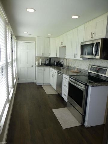 5544 Meadow View Street, Sterling Heights, MI 48310