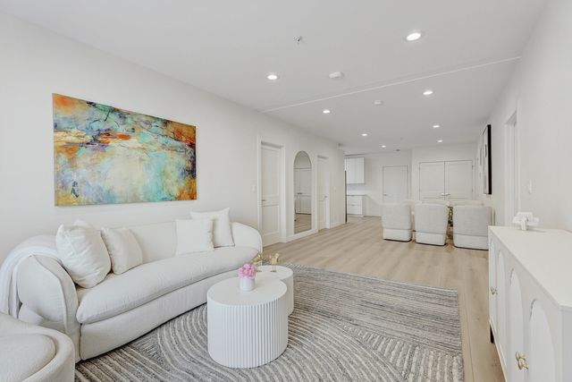 9201 Milwaukee Avenue N 208, Niles, IL 60714