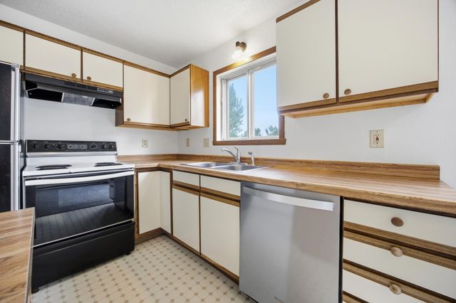 748 14th Avenue W, West Fargo, ND 58078