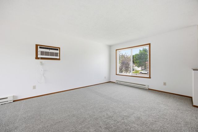 748 14th Avenue W, West Fargo, ND 58078
