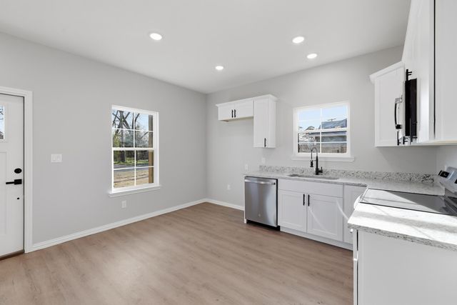 2670 Hendricks St, Gladewater, TX 75647