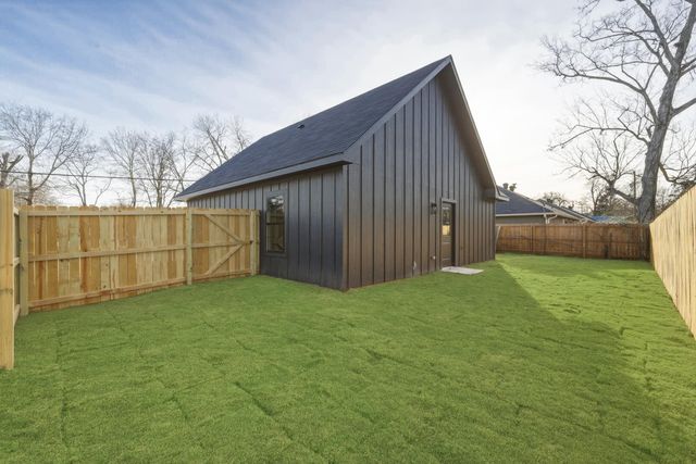 2670 Hendricks St, Gladewater, TX 75647