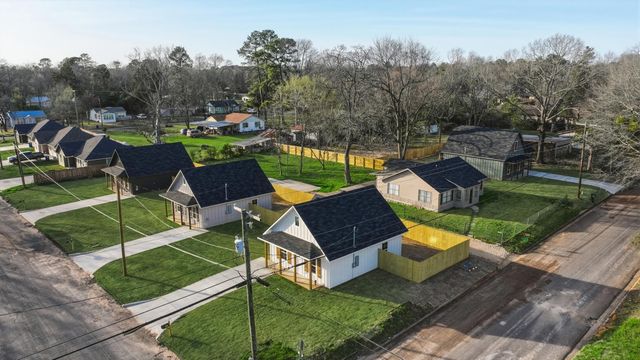 2670 Hendricks St, Gladewater, TX 75647