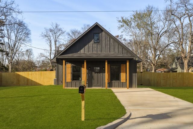 2670 Hendricks St, Gladewater, TX 75647