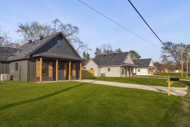 2670 Hendricks St, Gladewater, TX 75647