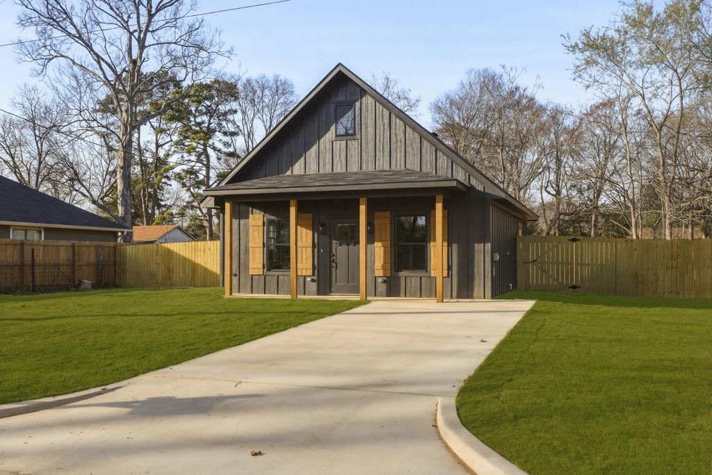 2670 Hendricks St, Gladewater, TX 75647