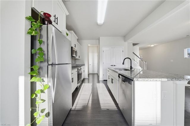 1925 Sparrow RD, Chesapeake, VA 23320