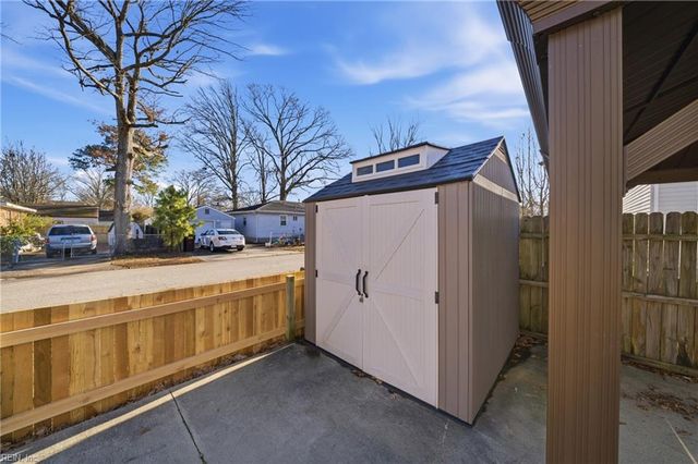 1925 Sparrow RD, Chesapeake, VA 23320