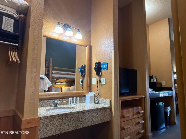 1424 Old Knoxville Hwy 11003,5, Sevierville, TN 37876