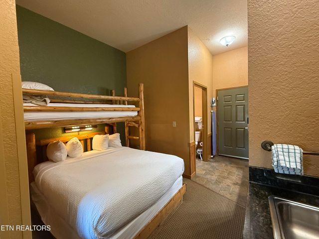 1424 Old Knoxville Hwy 11003,5, Sevierville, TN 37876