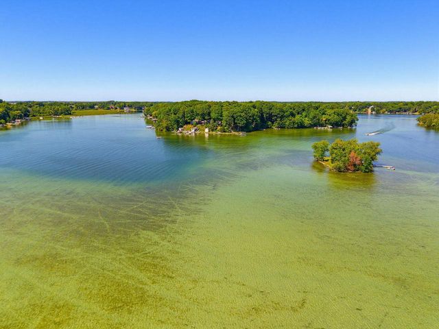 1247 N Breezeland ROAD, Summit, WI 53066