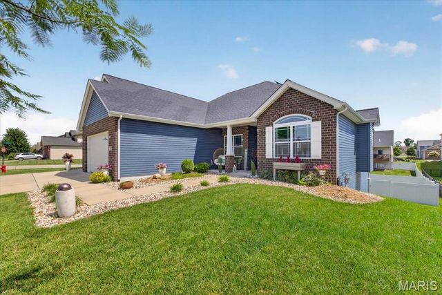 204 Meridian Oaks Drive, Glen Carbon, IL 62034